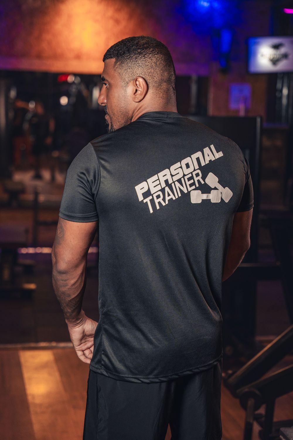 Gabriel Carlos com camisa Personal Trainer na academia