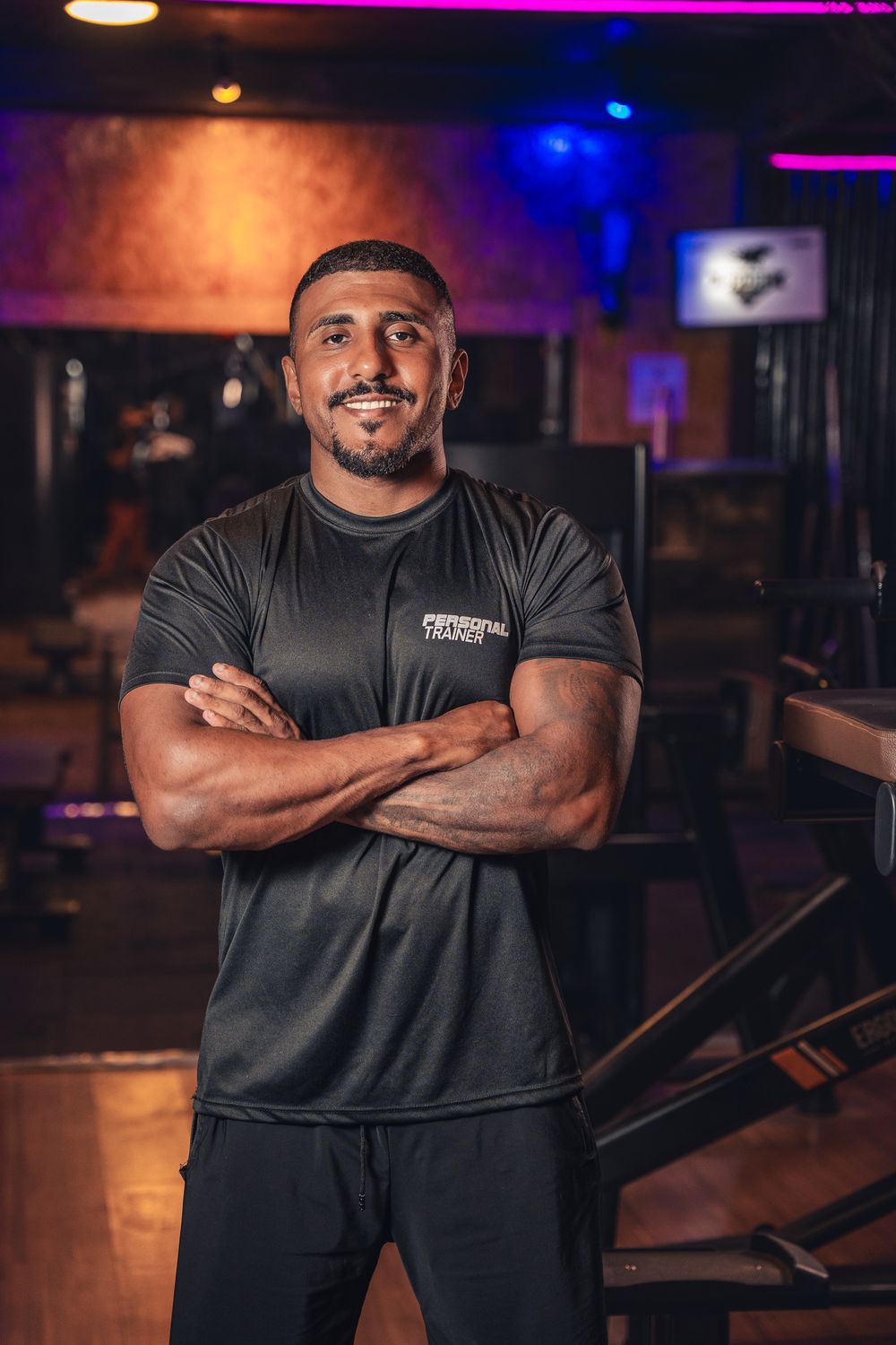 Gabriel Carlos, personal trainer da GC Team, na academia