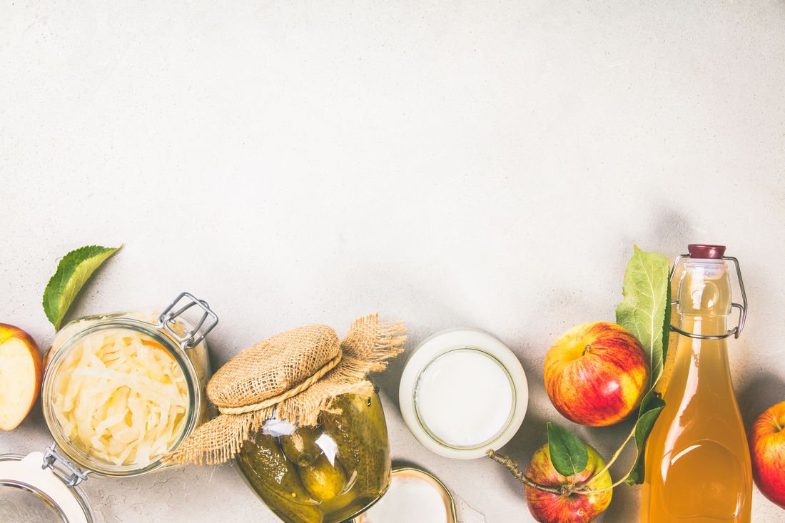 Alimentos variados dispostos sobre uma mesa
